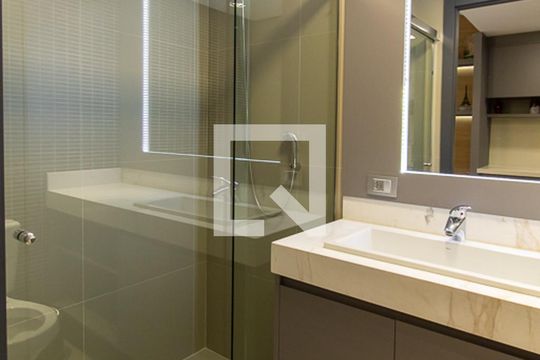 Banheiro de kitnet/studio para alugar com 1 quarto, 24m² em Batel, Curitiba