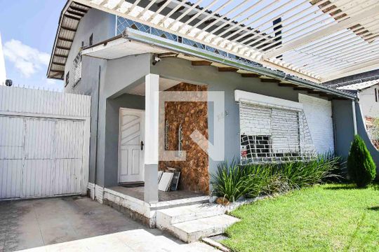 Fachada de casa à venda com 3 quartos, 240m² em Sarandi, Porto Alegre