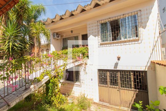 Fachada de casa à venda com 4 quartos, 250m² em Tristeza, Porto Alegre