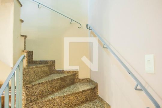 Escadas de casa à venda com 3 quartos, 200m² em Chácara Inglesa, São Paulo