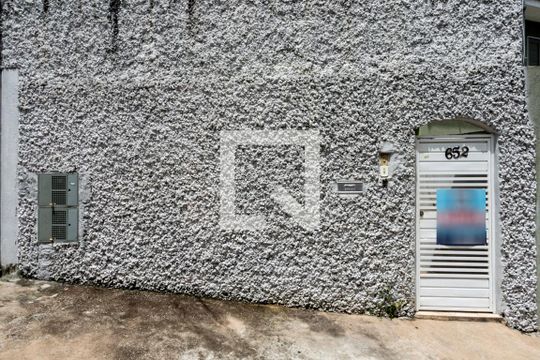Fachada de casa para alugar com 2 quartos, 60m² em Vila Basileia, São Paulo