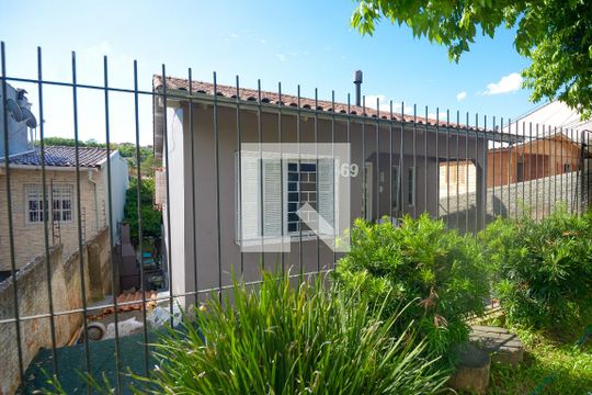 Fachada de casa à venda com 4 quartos, 180m² em Nonoai, Porto Alegre