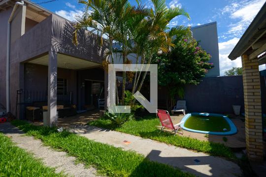 Área Externa de casa à venda com 4 quartos, 180m² em Nonoai, Porto Alegre