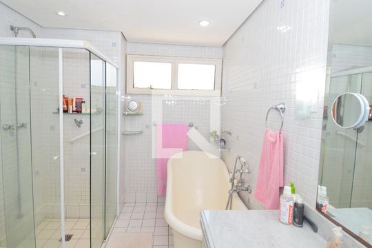 Banheiro suíte 1 de apartamento à venda com 5 quartos, 450m² em Cambuí, Campinas