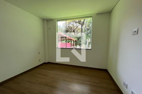 Quarto de casa de condomínio à venda com 4 quartos, 299m² em Retiro do chalé, Brumadinho