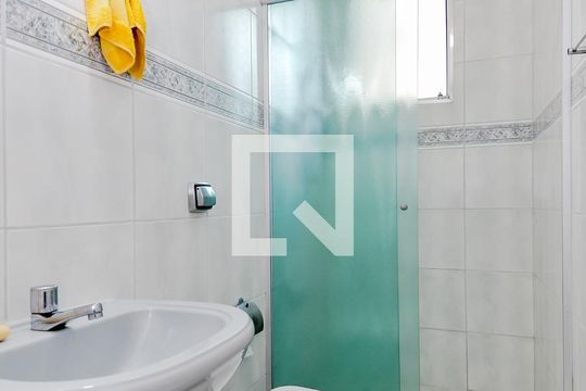 Banheiro de apartamento para alugar com 2 quartos, 50m² em Vila Leonor, Guarulhos