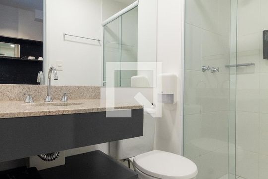Banheiro de kitnet/studio para alugar com 1 quarto, 24m² em Jardim Paulistano, São Paulo