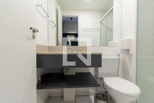 Banheiro de kitnet/studio para alugar com 1 quarto, 24m² em Jardim Paulistano, São Paulo
