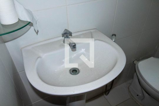 Banheiro de apartamento para alugar com 2 quartos, 60m² em Vila Centenario, Duque de Caxias