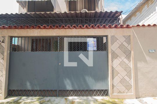 Fachada da Casa de casa para alugar com 4 quartos, 270m² em Olaria, Rio de Janeiro