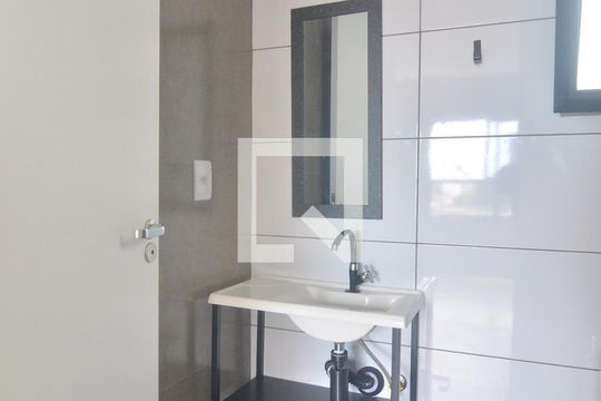 Banheiro de kitnet/studio para alugar com 1 quarto, 30m² em Marechal Rondon, Canoas