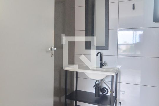 Banheiro de kitnet/studio para alugar com 1 quarto, 30m² em Marechal Rondon, Canoas