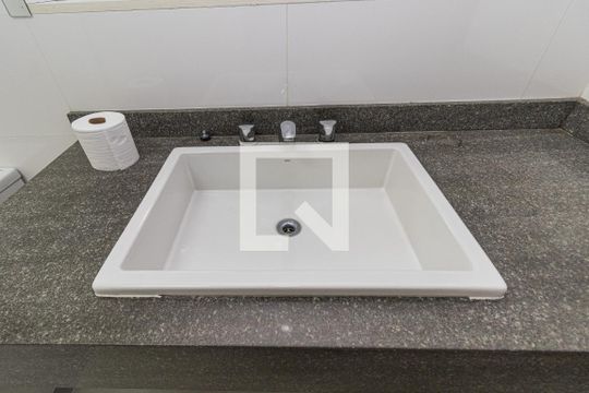 Banheiro de apartamento à venda com 3 quartos, 145m² em Centro Histórico, Porto Alegre