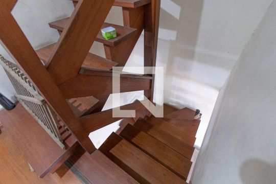 Escada de casa à venda com 2 quartos, 100m² em Campo Novo, Porto Alegre