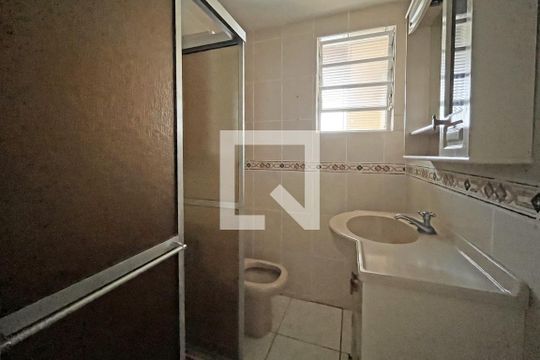 Banheiro de apartamento à venda com 2 quartos, 64m² em Nonoai, Porto Alegre