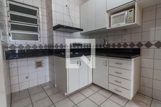 Cozinha de apartamento para alugar com 1 quarto, 52m² em Kobrasol, São José