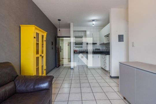 Sala / Cozinha de apartamento para alugar com 1 quarto, 52m² em Kobrasol, São José