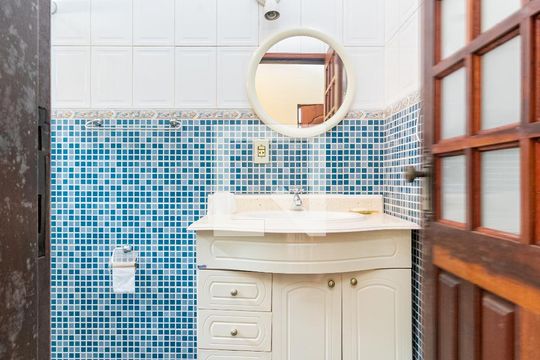 Banheiro da Suíte 2 de casa para alugar com 2 quartos, 200m² em Jardim Ipanema (zona Sul), São Paulo