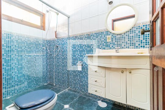 Banheiro da Suíte 2 de casa para alugar com 2 quartos, 200m² em Jardim Ipanema (zona Sul), São Paulo
