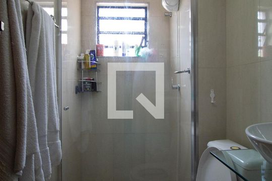 Banheiro de apartamento para alugar com 2 quartos, 56m² em Conjunto Residencial José Bonifácio, São Paulo