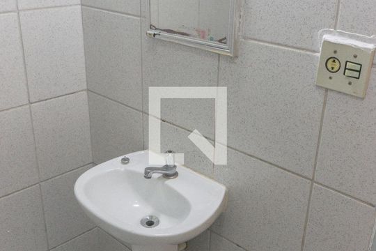 Banheiro de kitnet/studio para alugar com 1 quarto, 30m² em Bela Vista, São Paulo