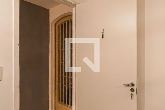 Entrada de kitnet/studio para alugar com 1 quarto, 55m² em Vila Rosalia, Guarulhos