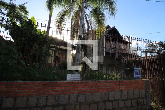 Fachada de casa à venda com 3 quartos, 310m² em Jardim Itu, Porto Alegre
