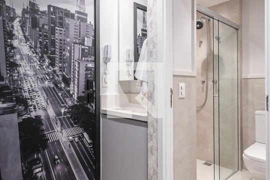 Banheiro de kitnet/studio à venda com 1 quarto, 20m² em Pinheiros, São Paulo