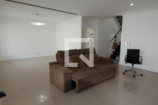 Sala de casa de condomínio para alugar com 5 quartos, 250m² em Recreio dos Bandeirantes, Rio de Janeiro