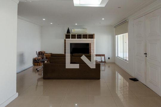 Sala de casa de condomínio para alugar com 5 quartos, 250m² em Recreio dos Bandeirantes, Rio de Janeiro