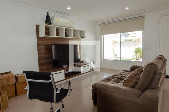 Sala de casa de condomínio para alugar com 5 quartos, 250m² em Recreio dos Bandeirantes, Rio de Janeiro