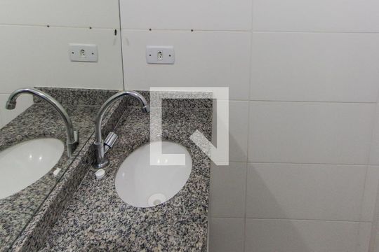 Banheiro de casa de condomínio para alugar com 1 quarto, 40m² em Vila Constança, São Paulo