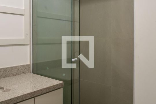 Banheiro de kitnet/studio à venda com 1 quarto, 25m² em Centro Histórico, Porto Alegre