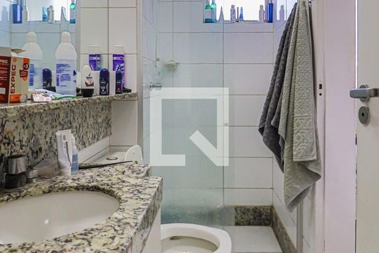 1 Andar - Banheiro dos Quarto 1 e 2 de apartamento à venda com 3 quartos, 131m² em Sagrada Família, Belo Horizonte