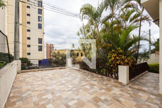 Quintal de casa à venda com 4 quartos, 200m² em Alto de Pinheiros, São Paulo