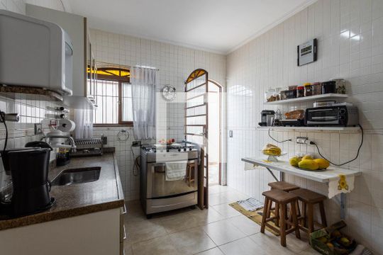 Cozinha de casa à venda com 4 quartos, 200m² em Alto de Pinheiros, São Paulo