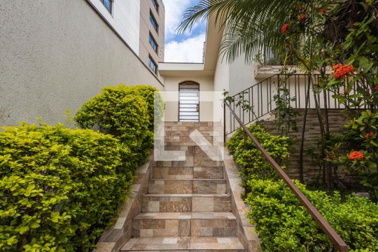 Entrada de casa à venda com 4 quartos, 200m² em Alto de Pinheiros, São Paulo