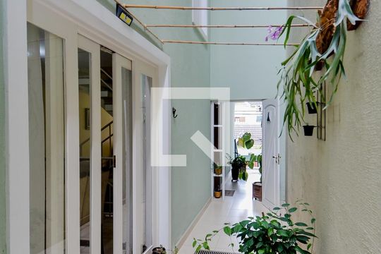 Corredor Lateral  de casa à venda com 3 quartos, 190m² em Parque Renato Maia, Guarulhos