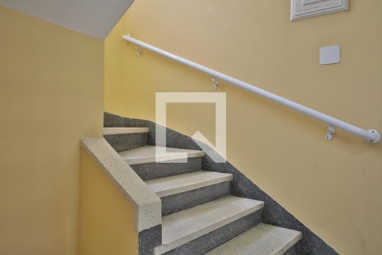 Área Comum - Escadas para o Apartamento  de apartamento para alugar com 2 quartos, 73m² em Boqueirão, Santos