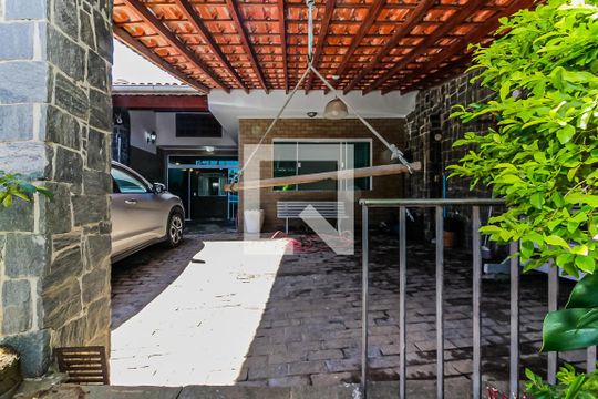 Garagem de casa à venda com 2 quartos, 178m² em Parque Peruche, São Paulo