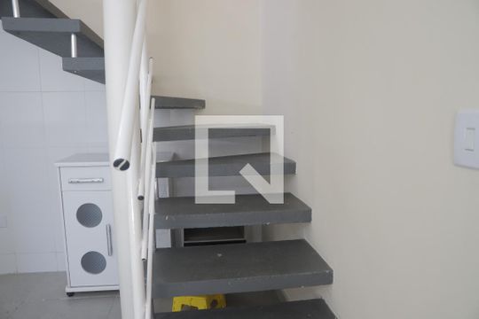 Escada de casa para alugar com 1 quarto, 54m² em Vila da Saúde, São Paulo