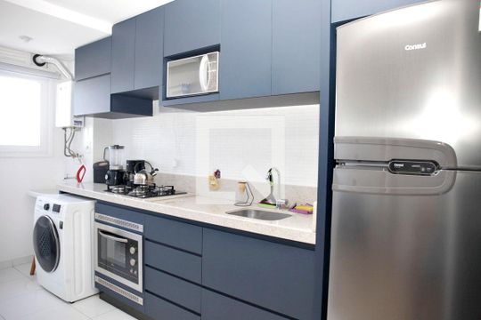 Cozinha + Área de Serviço de apartamento à venda com 2 quartos, 60m² em São João, Porto Alegre