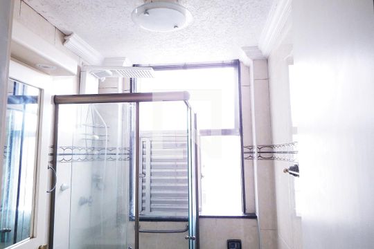 Banheiro de apartamento para alugar com 2 quartos, 60m² em Centro, São Vicente