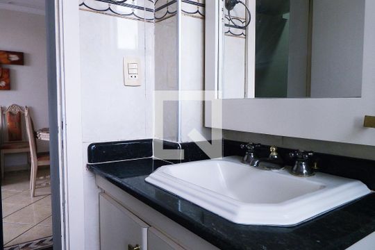 Banheiro de apartamento para alugar com 2 quartos, 60m² em Centro, São Vicente