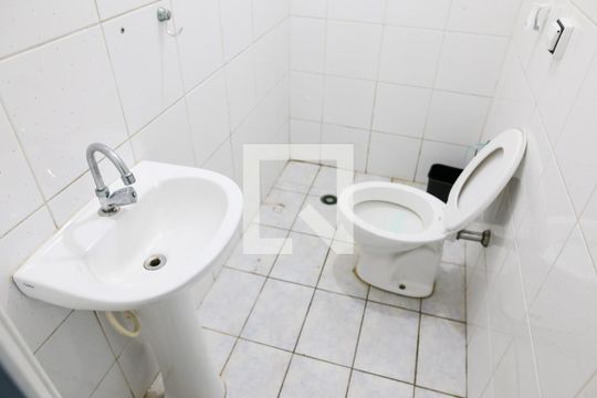 Banheiro da Garagem de casa à venda com 5 quartos, 250m² em Jardim das Maravilhas, Santo André