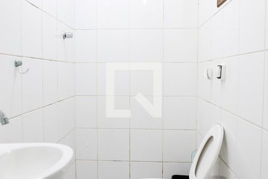 Banheiro da Garagem de casa à venda com 5 quartos, 250m² em Jardim das Maravilhas, Santo André