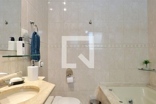 Banheiro do Quarto 2 - Suíte de casa à venda com 3 quartos, 292m² em Vila Camilopolis, Santo André