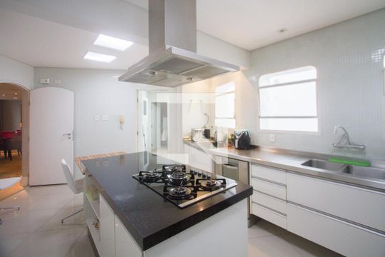 Cozinha de apartamento à venda com 3 quartos, 240m² em Santo Amaro, São Paulo