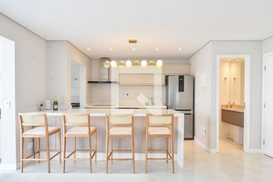 Cozinha de apartamento para alugar com 2 quartos, 77m² em Vila Cordeiro, São Paulo