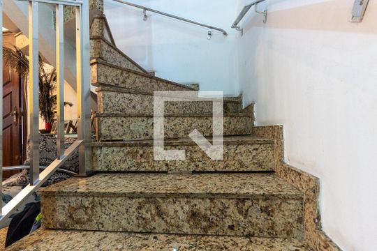 Escada de casa à venda com 4 quartos, 163m² em Engenheiro Goulart, São Paulo